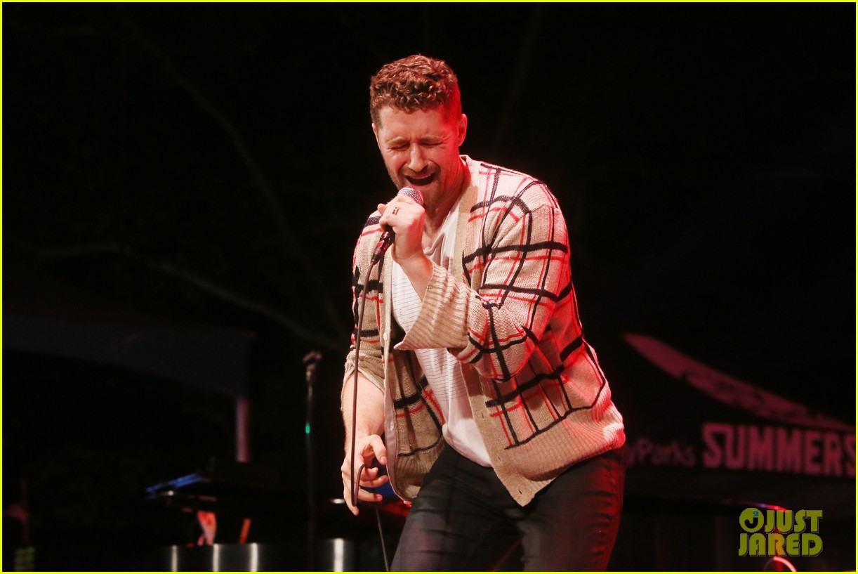 Nick Jonas & Darren Criss Do a Surprise Duet Together During Elsie Fest 2018!