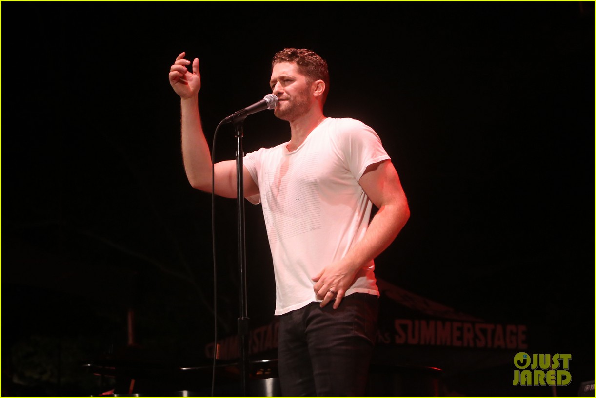 Nick Jonas & Darren Criss Do a Surprise Duet Together During Elsie Fest 2018!