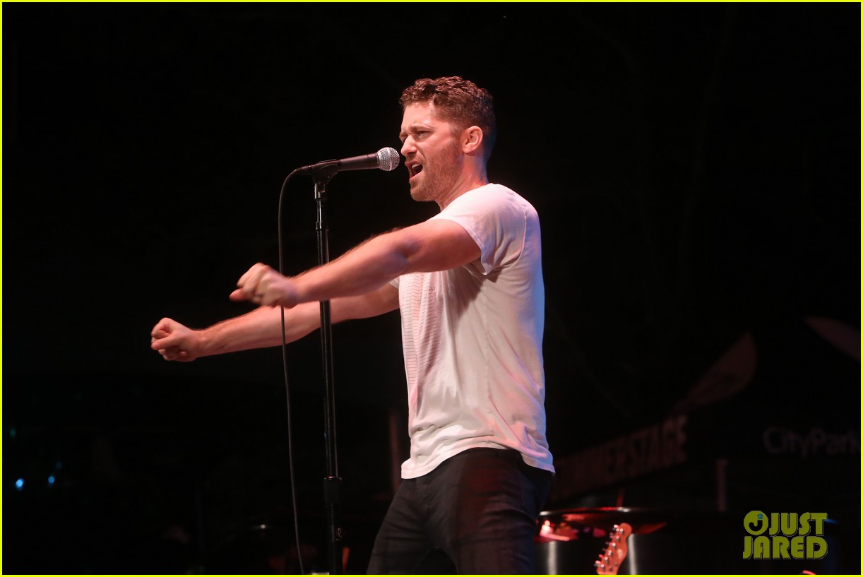 Nick Jonas & Darren Criss Do a Surprise Duet Together During Elsie Fest 2018!