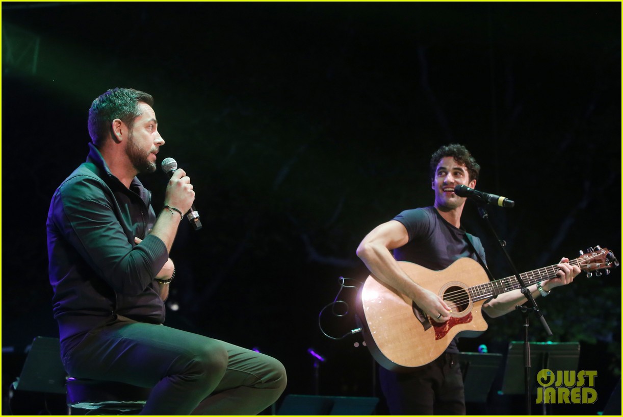 Nick Jonas & Darren Criss Do a Surprise Duet Together During Elsie Fest 2018!