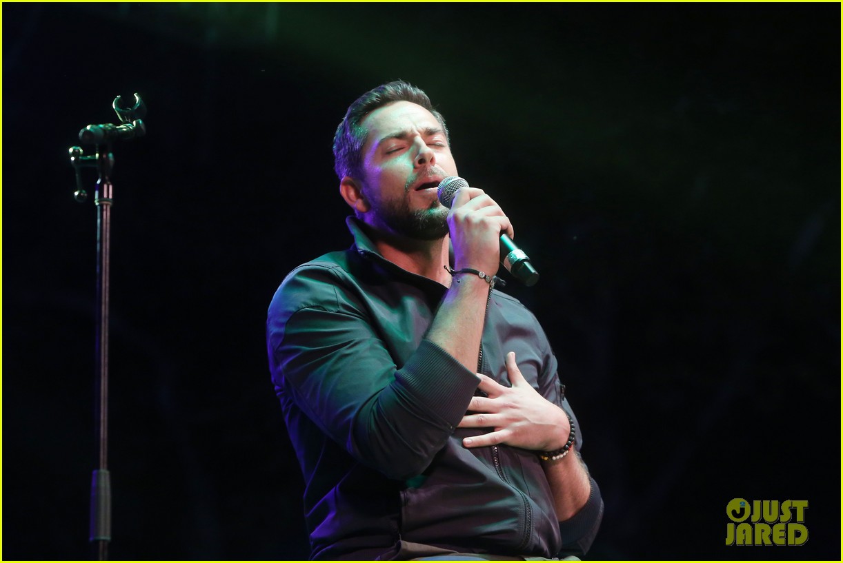 Nick Jonas & Darren Criss Do a Surprise Duet Together During Elsie Fest 2018!