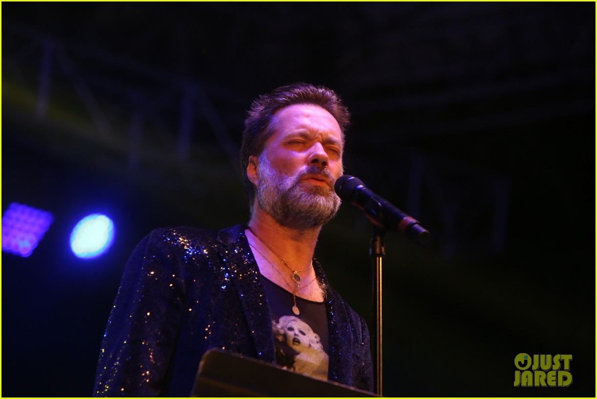 Nick Jonas & Darren Criss Do a Surprise Duet Together During Elsie Fest 2018!