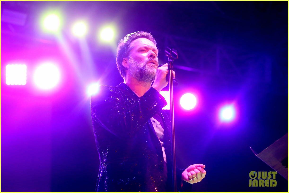 Nick Jonas & Darren Criss Do a Surprise Duet Together During Elsie Fest 2018!