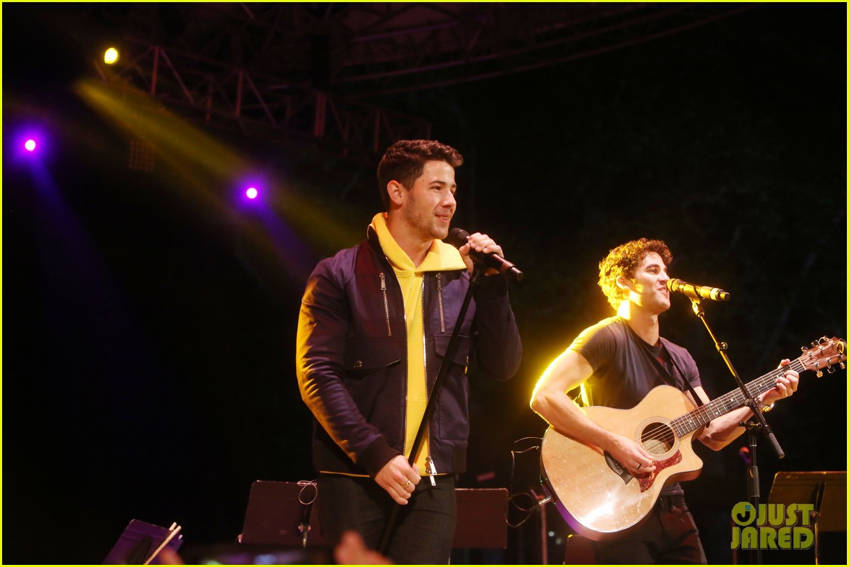Nick Jonas & Darren Criss Do a Surprise Duet Together During Elsie Fest 2018!