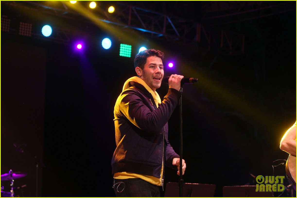 Nick Jonas & Darren Criss Do a Surprise Duet Together During Elsie Fest 2018!