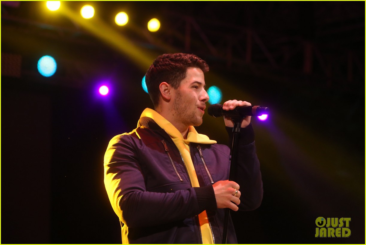 Nick Jonas & Darren Criss Do a Surprise Duet Together During Elsie Fest 2018!