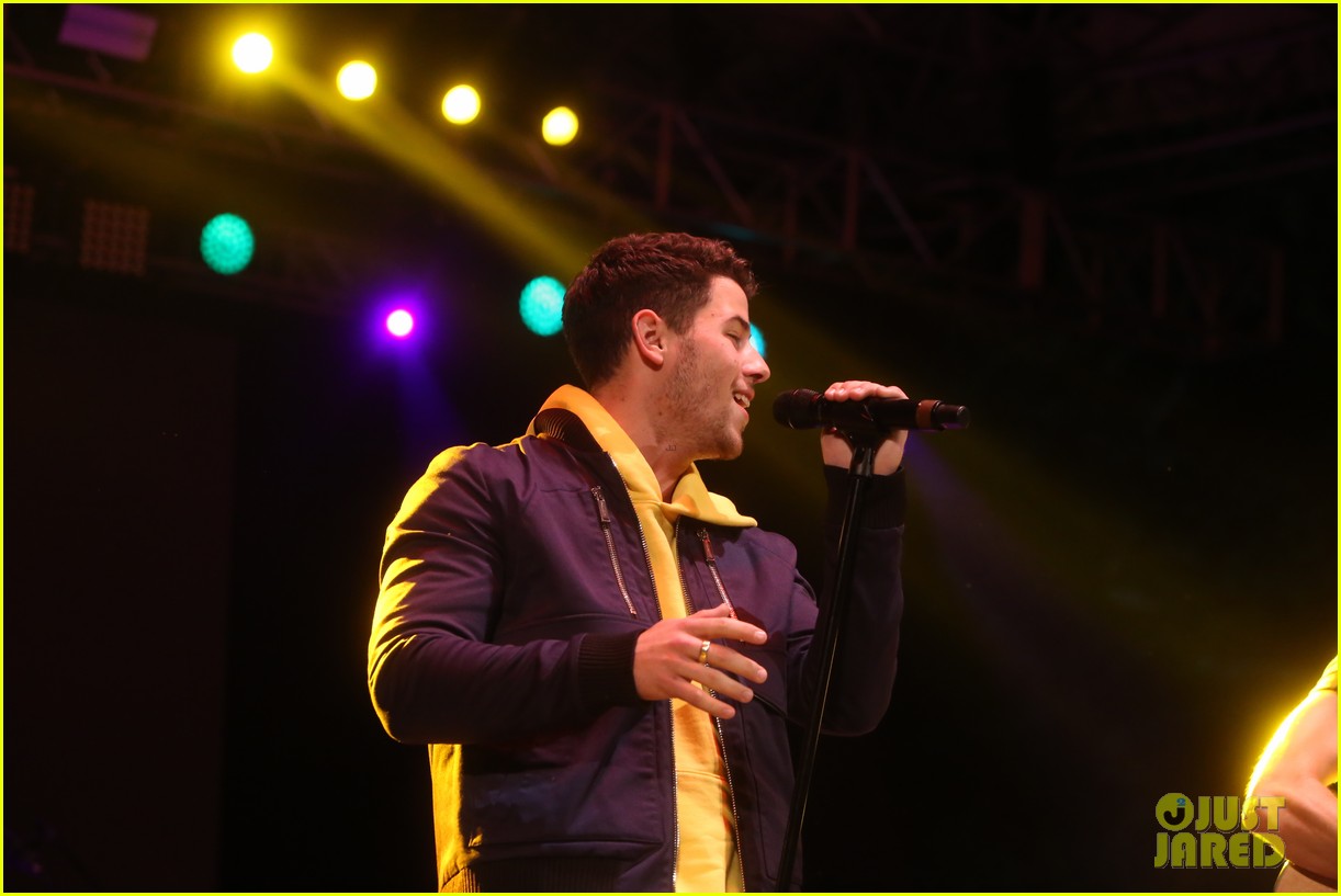Nick Jonas & Darren Criss Do a Surprise Duet Together During Elsie Fest 2018!