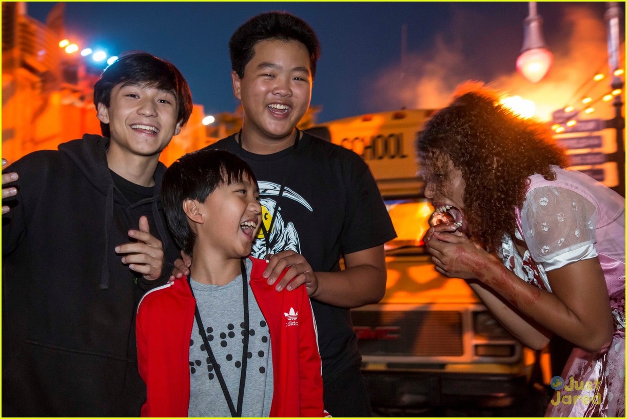 Paris Berelc, Maddie Ziegler, Kelli Berglund & More Hit Halloween Horror Nights Attraction