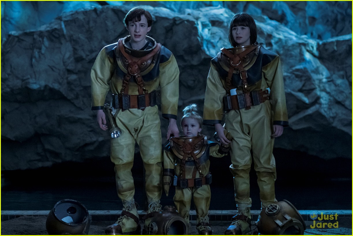 Netflix Unveils First Pics From 'Series of Unfortunate Events' Season 3!