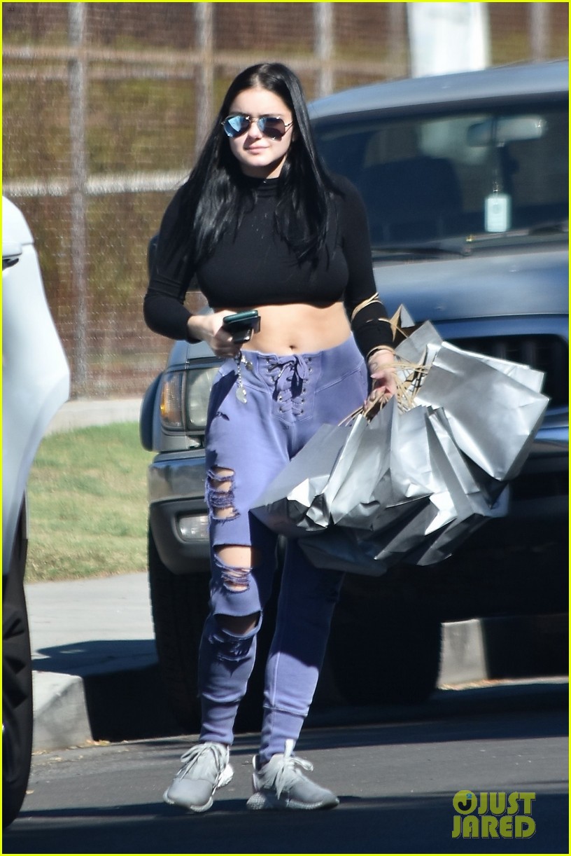 Ariel Winter Puts Toned Tummy on Display at Soccer Game With Levi Meaden