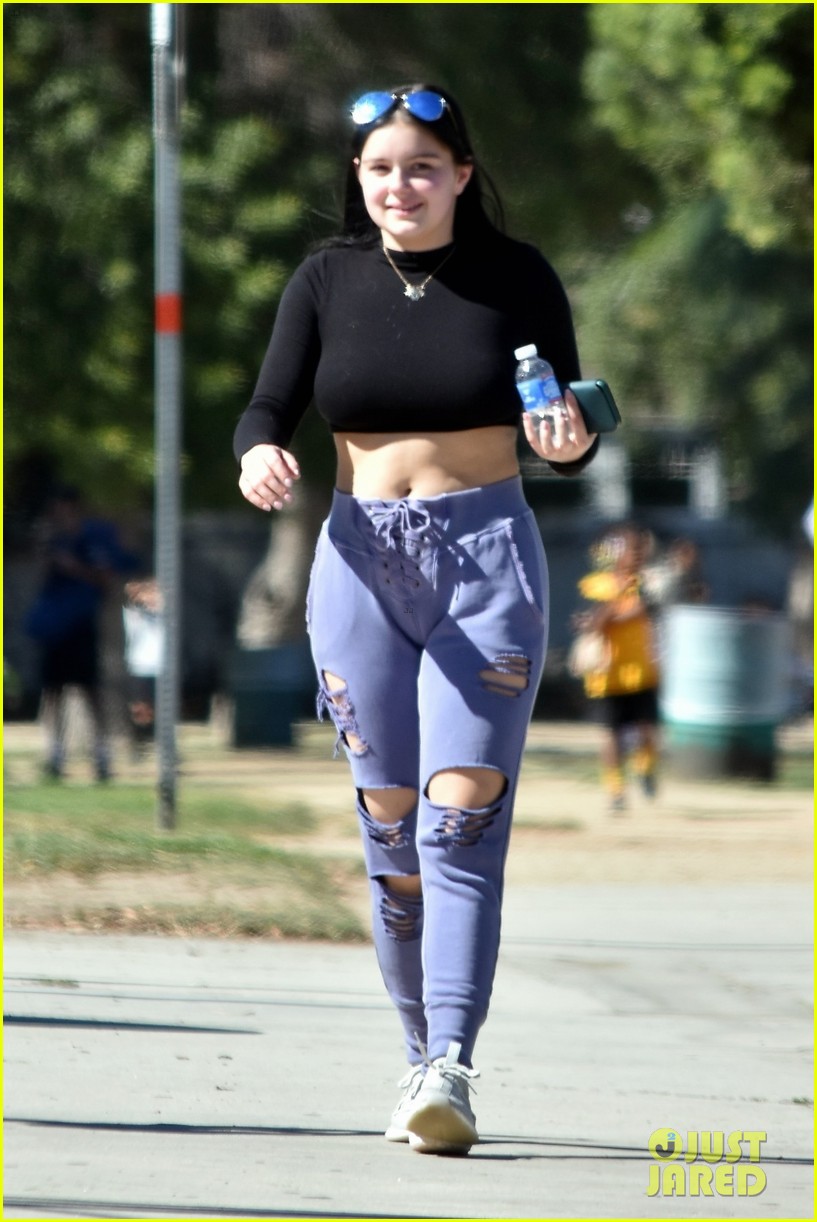 Ariel Winter Puts Toned Tummy on Display at Soccer Game With Levi Meaden