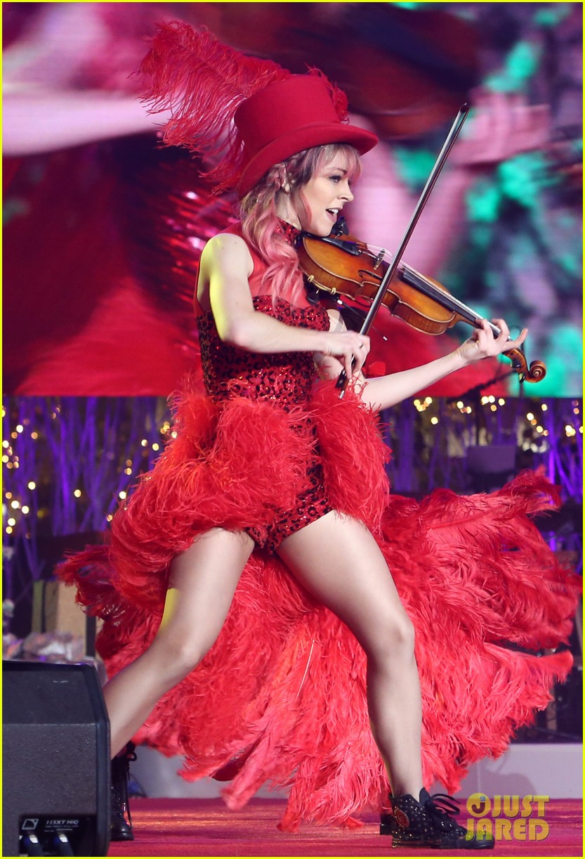 Daya & Lindsey Stirling Help The Grove Light Their Christmas Tree