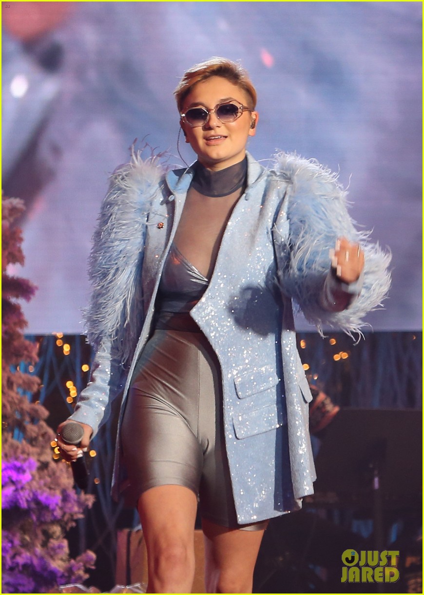 Daya & Lindsey Stirling Help The Grove Light Their Christmas Tree