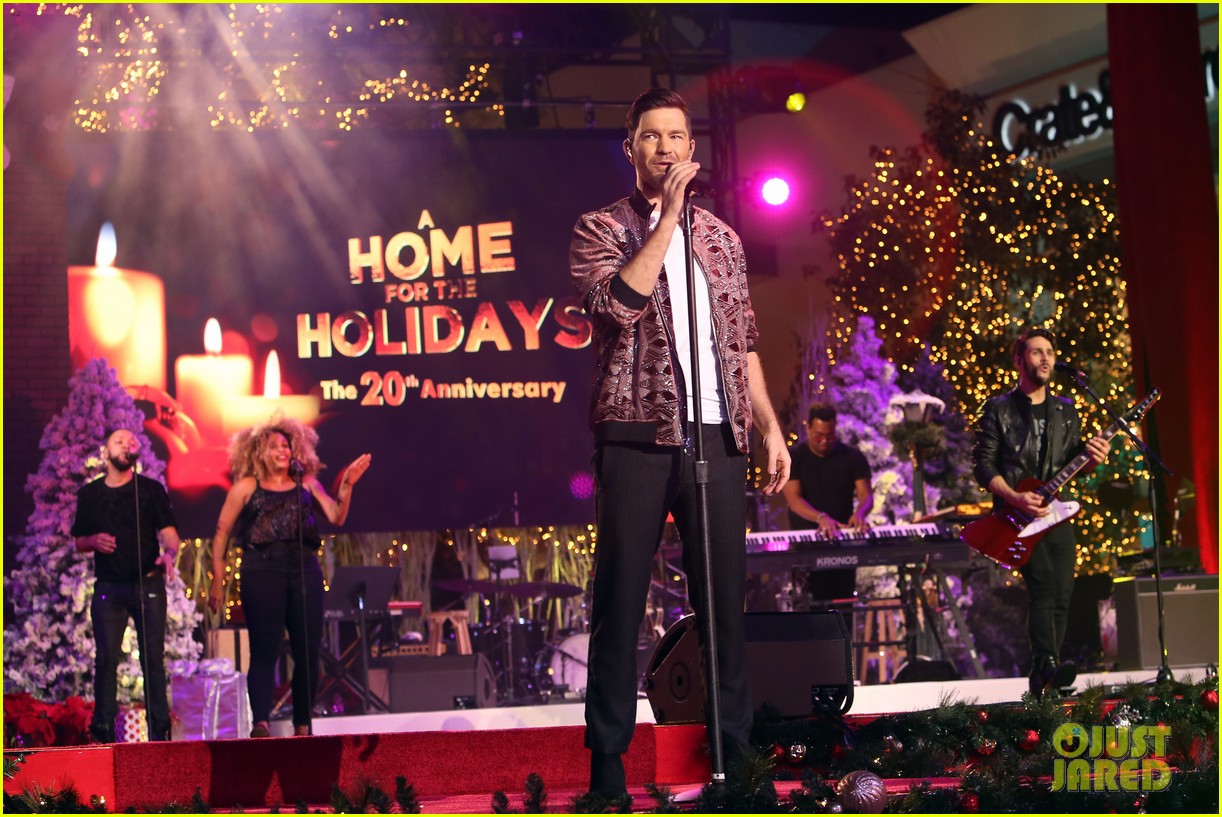 Daya & Lindsey Stirling Help The Grove Light Their Christmas Tree