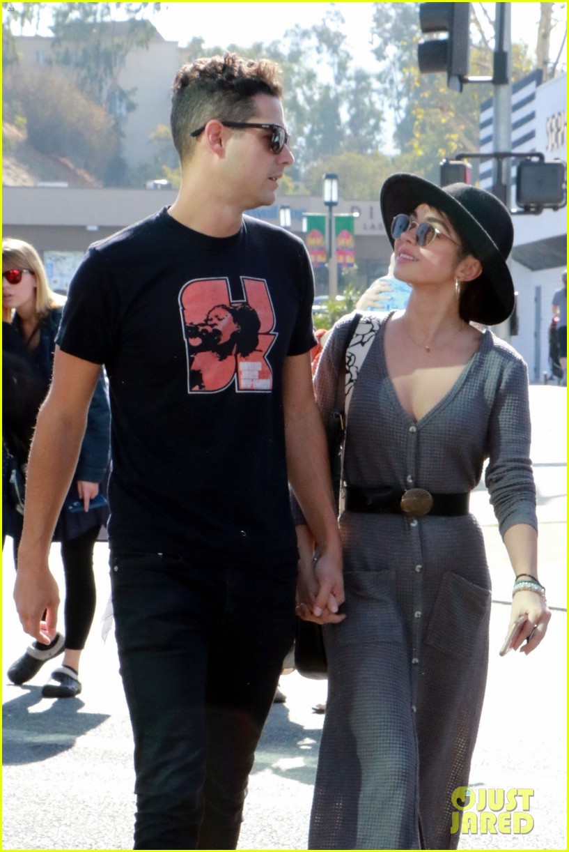 Sarah Hyland Picks Up Fresh Fruits & Veggies with Wells Adams