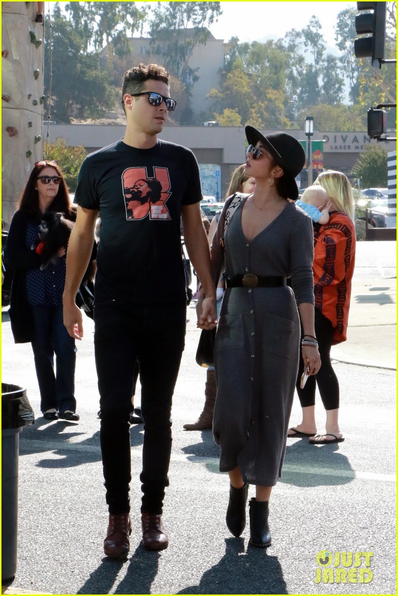Sarah Hyland Picks Up Fresh Fruits & Veggies with Wells Adams