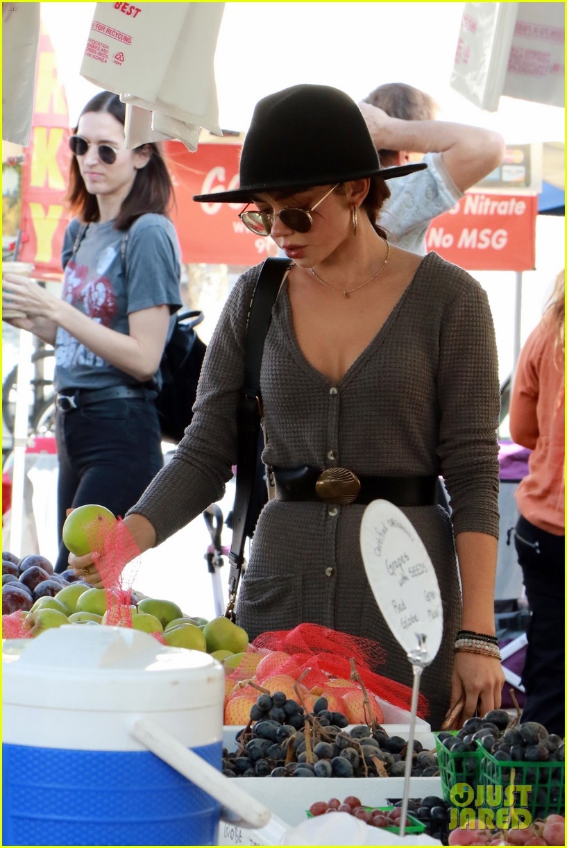 Sarah Hyland Picks Up Fresh Fruits & Veggies with Wells Adams