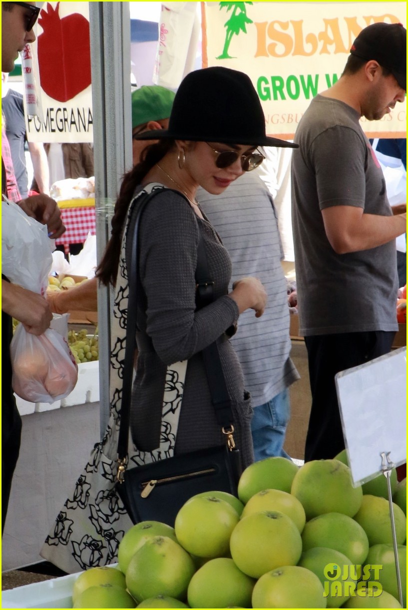 Sarah Hyland Picks Up Fresh Fruits & Veggies with Wells Adams