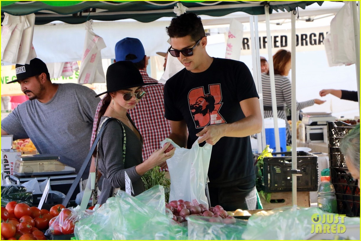 Sarah Hyland Picks Up Fresh Fruits & Veggies with Wells Adams