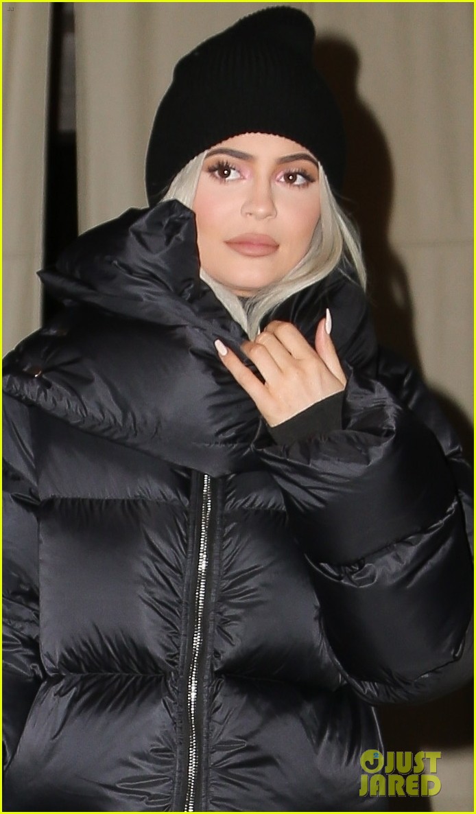 Kylie Jenner Steps Out for Dinner with Friends in NYC!