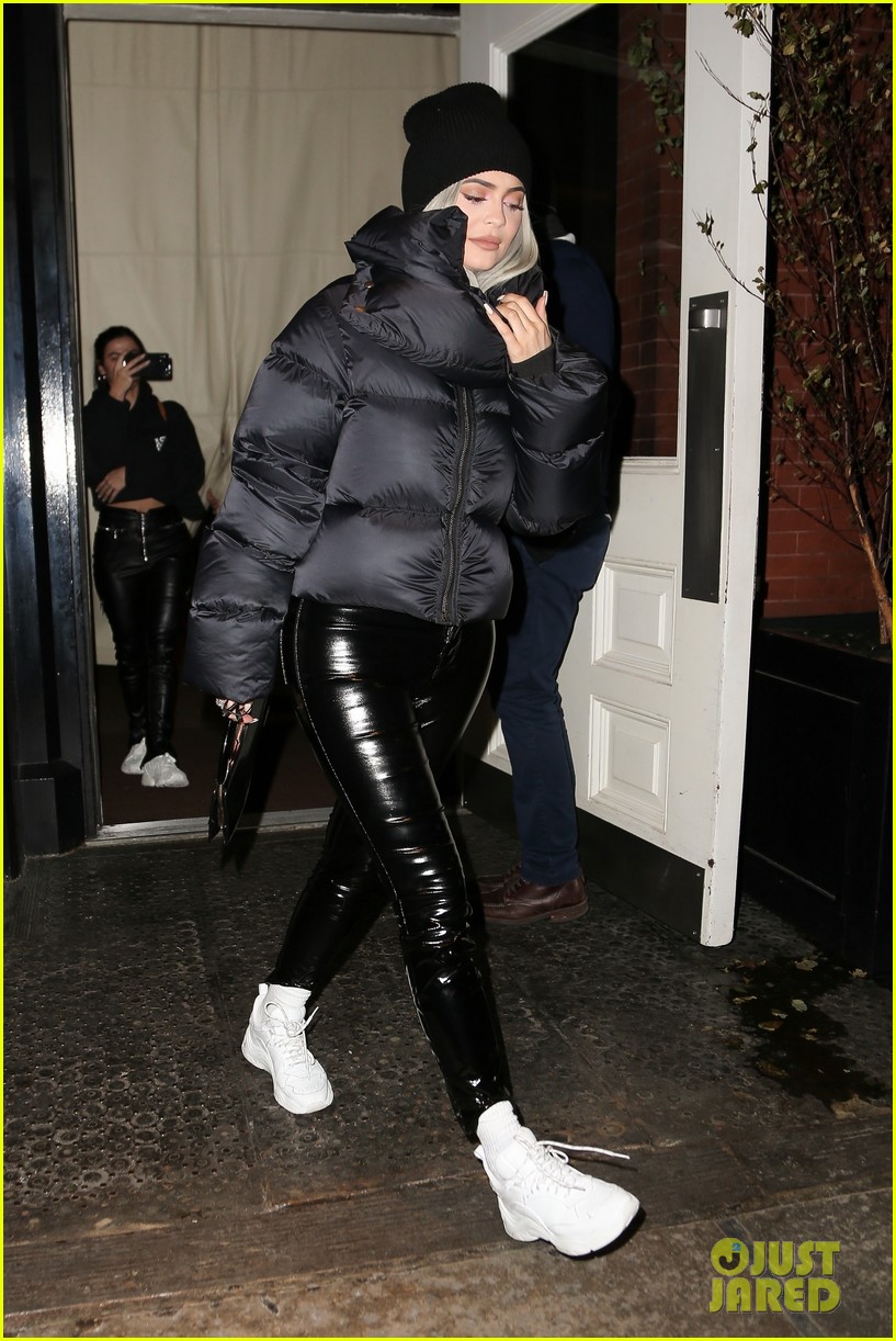 Kylie Jenner Steps Out for Dinner with Friends in NYC!