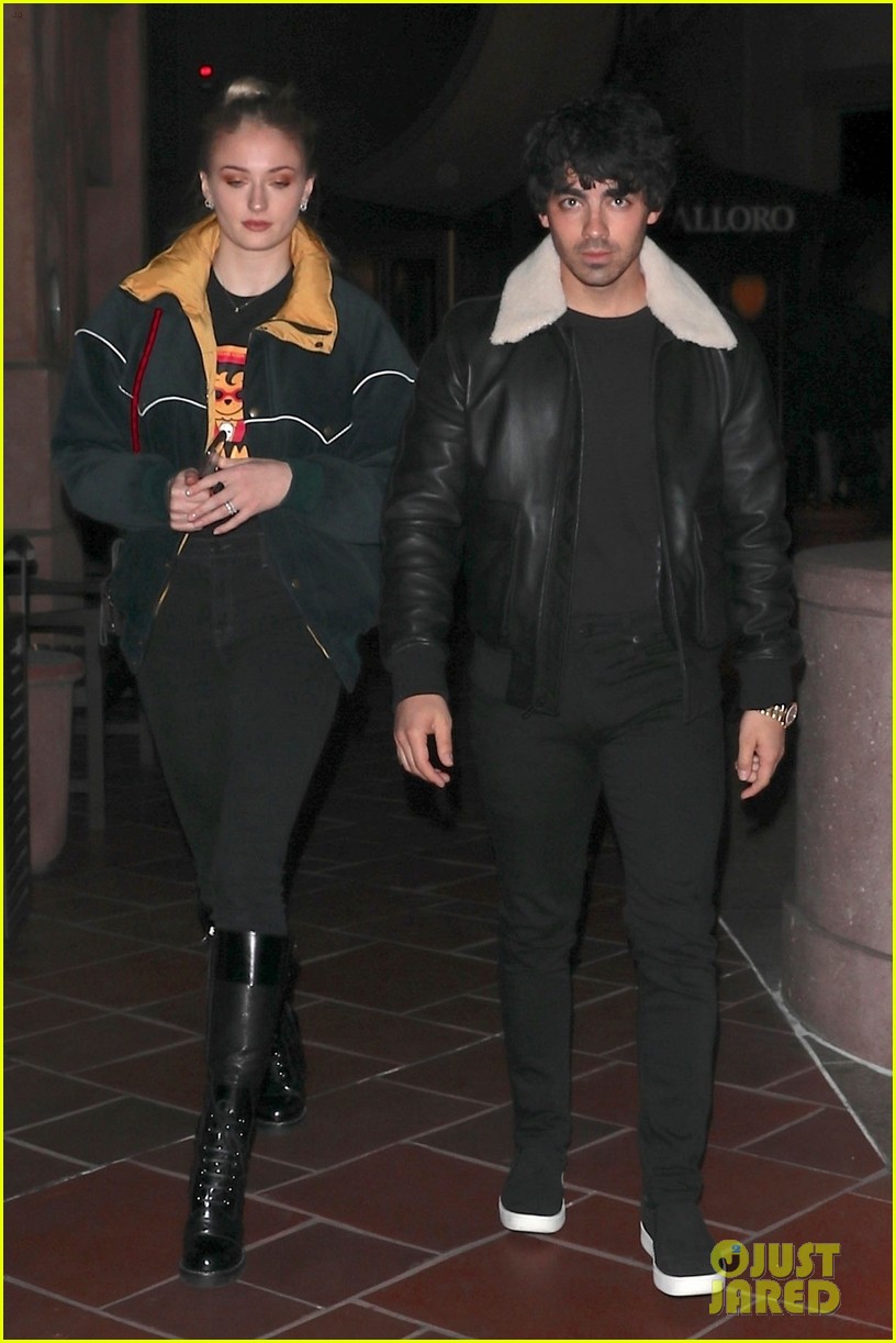 Joe Jonas & Fiancee Sophie Turner Grab Dinner After Hitting the Club!