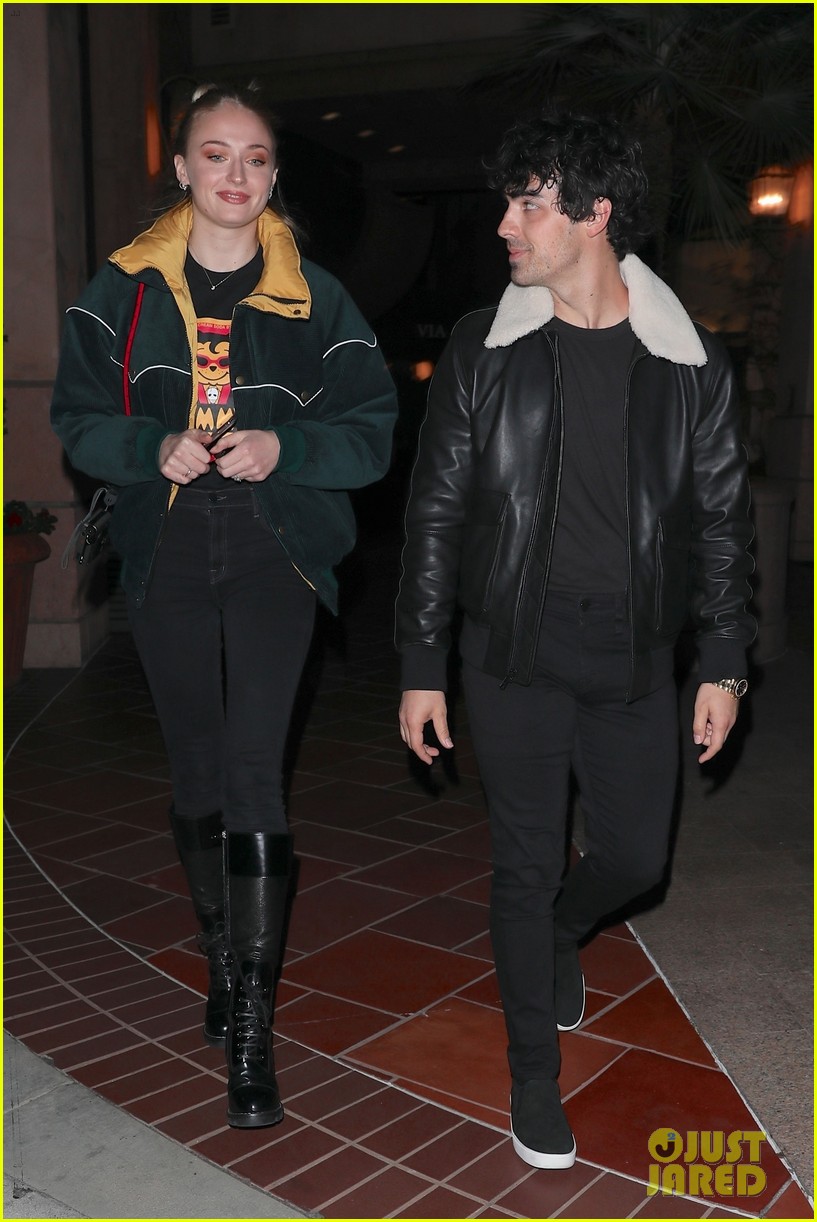 Joe Jonas & Fiancee Sophie Turner Grab Dinner After Hitting the Club!