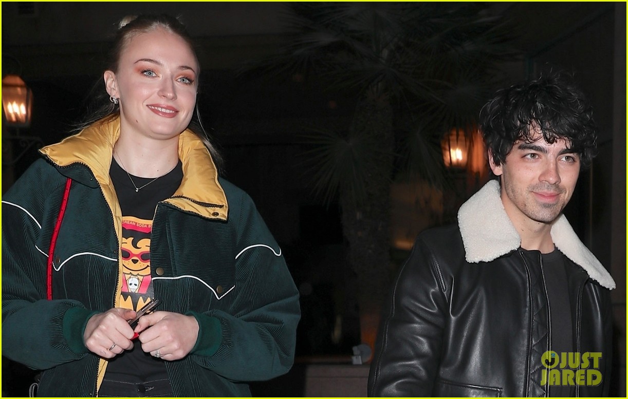 Joe Jonas & Fiancee Sophie Turner Grab Dinner After Hitting the Club!