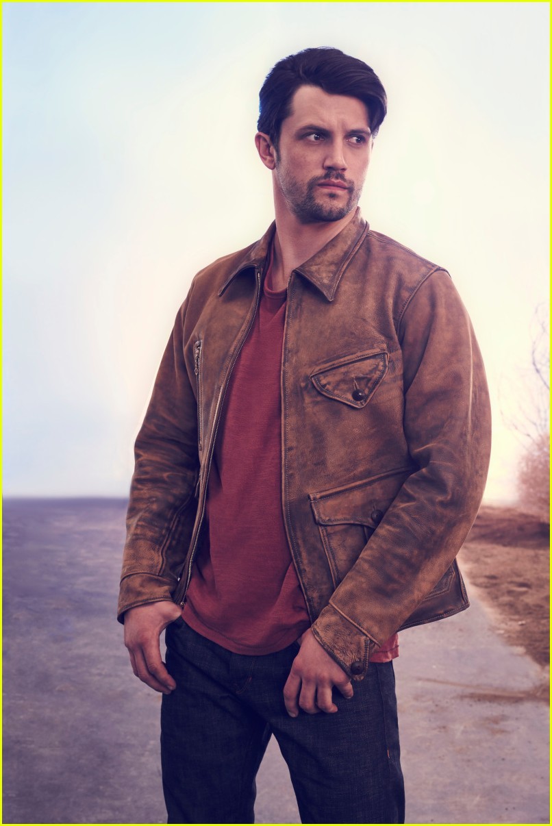 'Roswell, New Mexico' Pilot Photos Revealed!