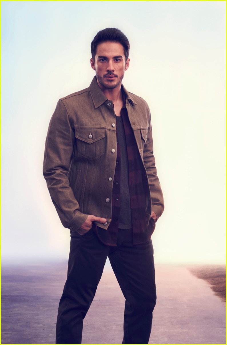 'Roswell, New Mexico' Pilot Photos Revealed!