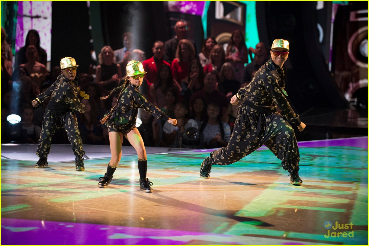 Ariana Greenblatt Becomes Cindy Lou Who For Christmas Freestyle on 'DWTS Juniors' Finale - Watch Now!