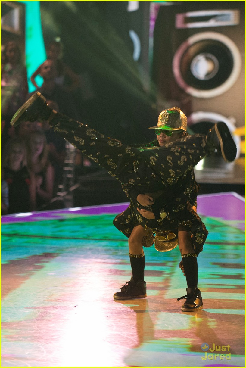 Ariana Greenblatt Becomes Cindy Lou Who For Christmas Freestyle on 'DWTS Juniors' Finale - Watch Now!