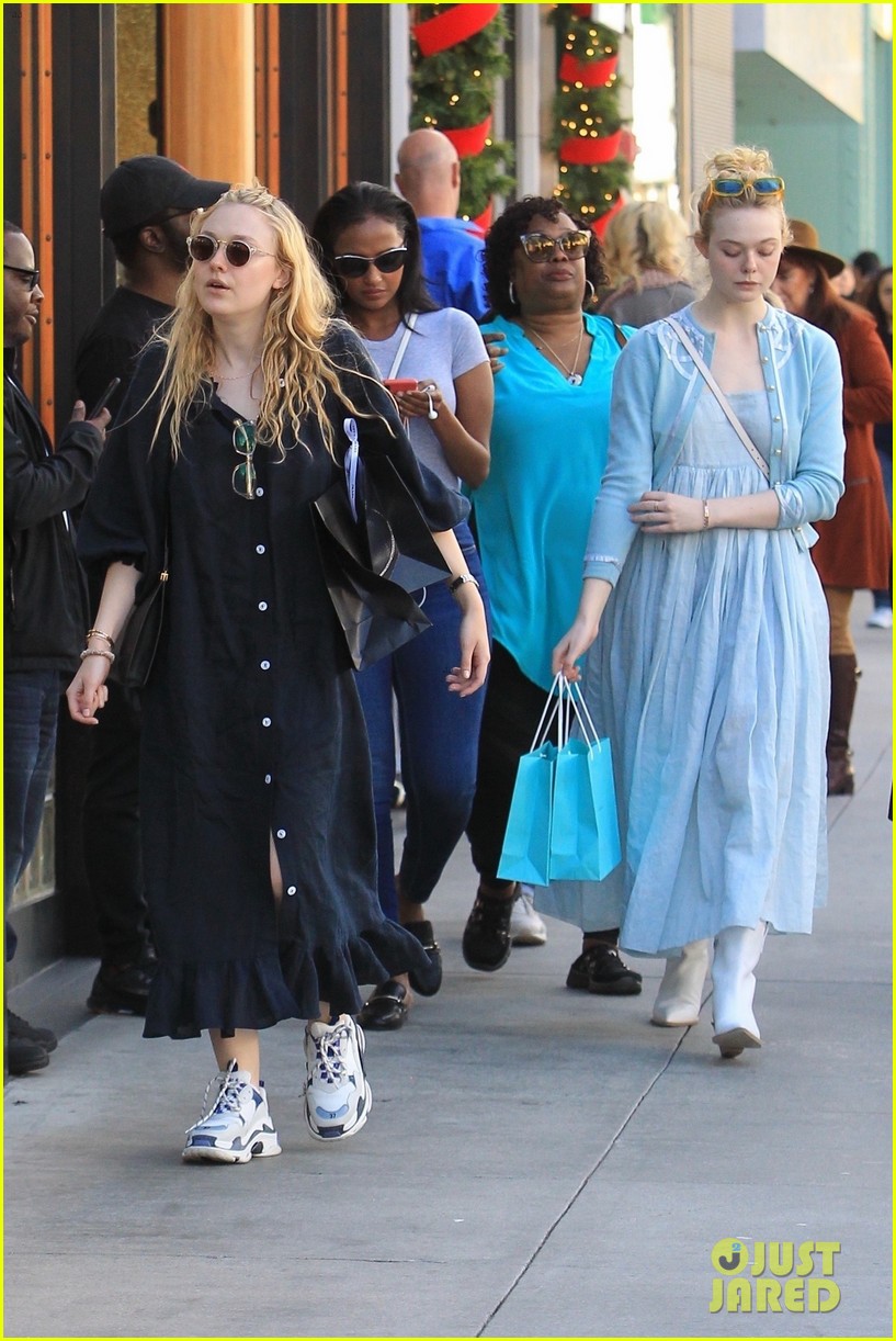 Dakota & Elle Fanning Go on a Family Shopping Trip After Christmas!