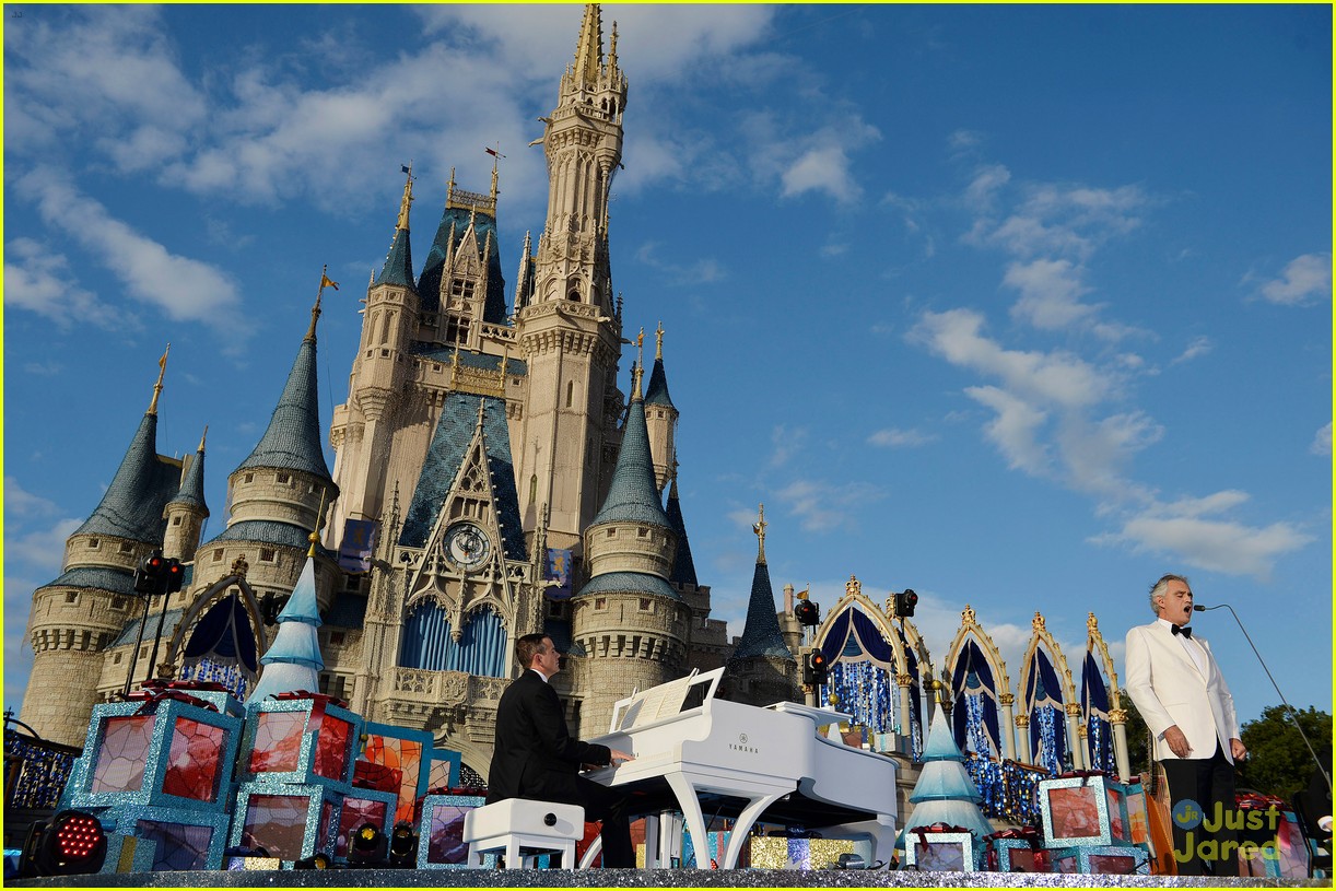 Disney Parks' Magical Christmas Day Parade 2018 - Full Line Up & Pics!