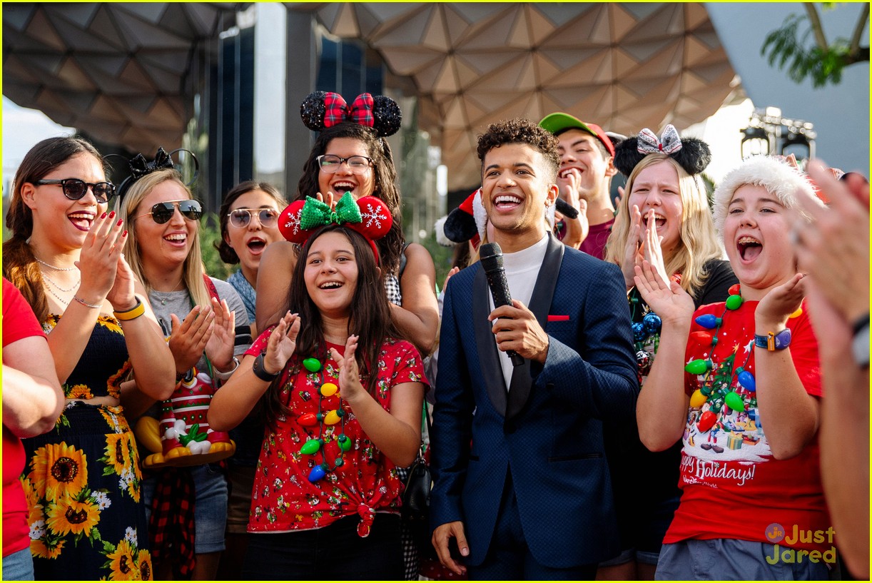 Disney Parks' Magical Christmas Day Parade 2018 - Full Line Up & Pics!