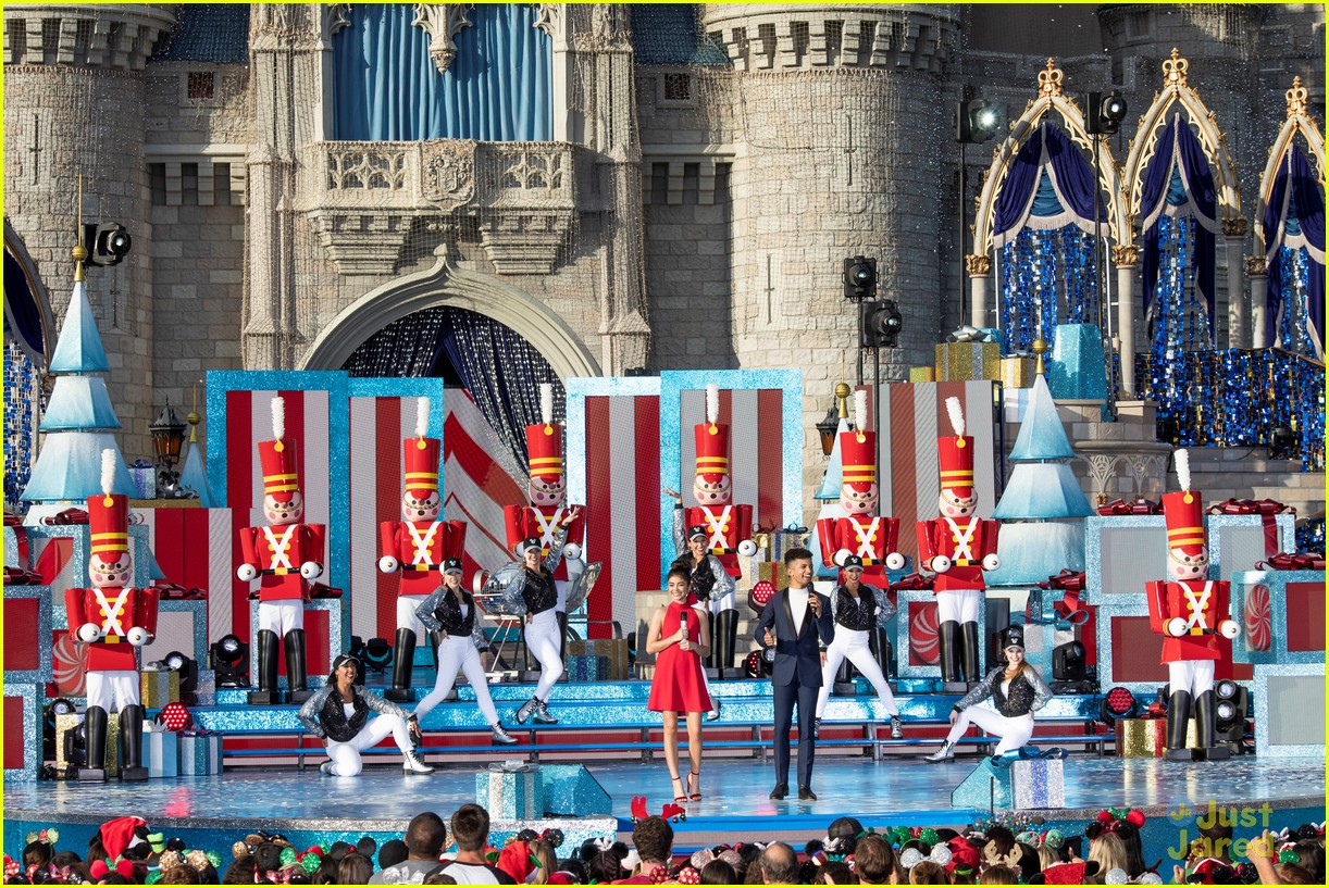Disney Parks' Magical Christmas Day Parade 2018 - Full Line Up & Pics!