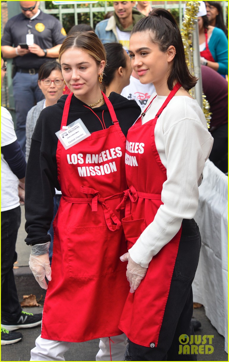 Amelia & Delilah Hamlin Volunteer to Dish Out Holiday Meals!