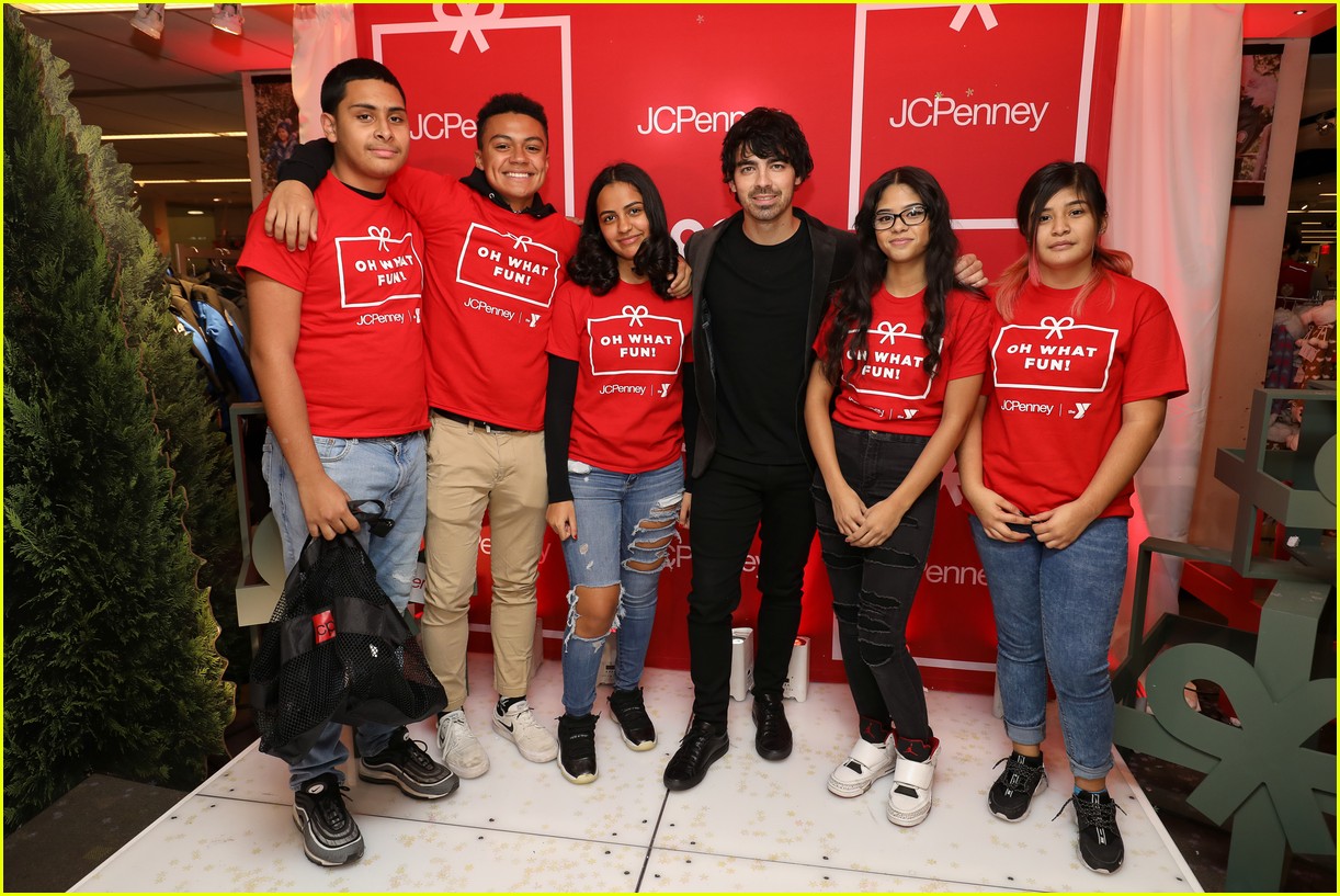 Joe Jonas Helps Kids With Their Holiday Shopping at JCPenney!