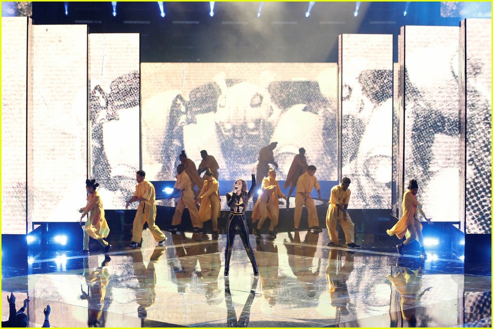Hailee Steinfeld Performs 'Back to Life' on 'The Voice' - Watch Now!