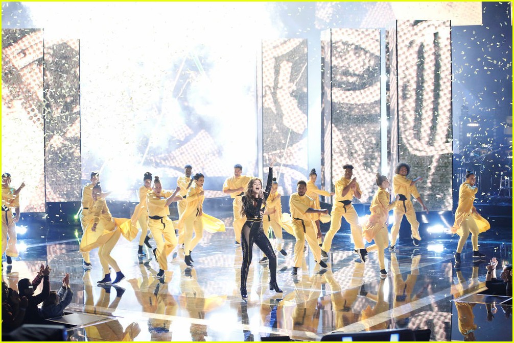 Hailee Steinfeld Performs 'Back to Life' on 'The Voice' - Watch Now!