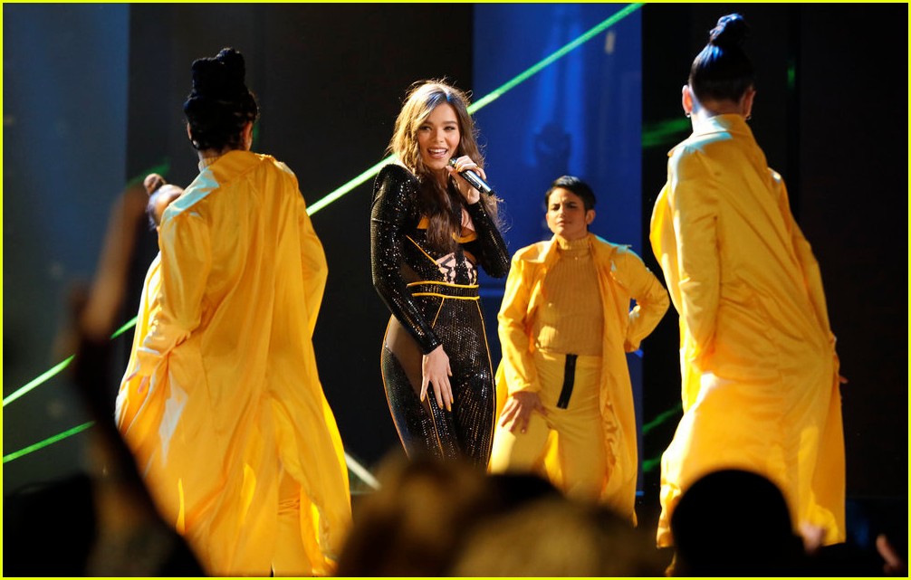 Hailee Steinfeld Performs 'Back to Life' on 'The Voice' - Watch Now!