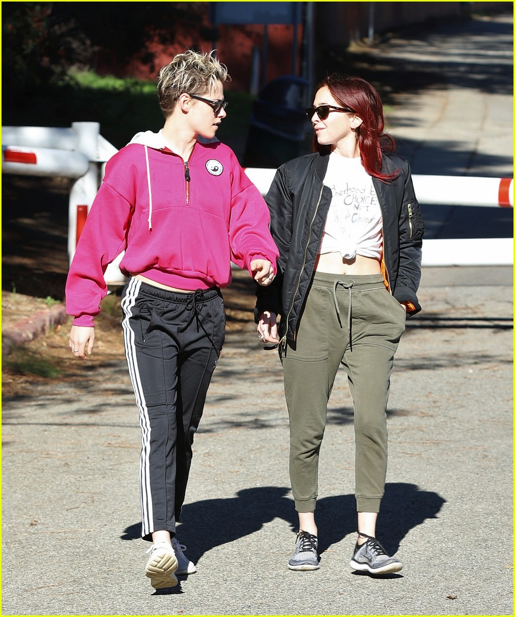 Kristen Stewart & Rumored New GF Sara Dinkin Chat It Up on a Hike
