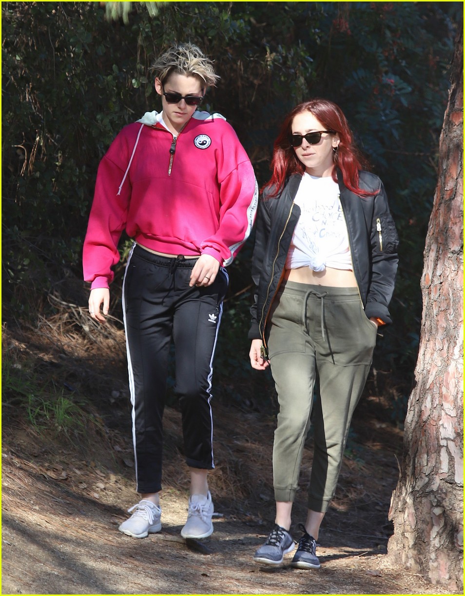Kristen Stewart & Rumored New GF Sara Dinkin Chat It Up on a Hike
