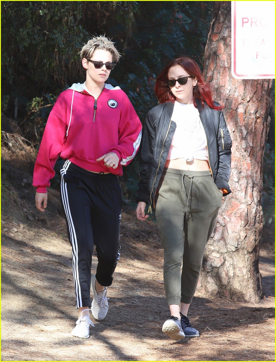 Kristen Stewart & Rumored New GF Sara Dinkin Chat It Up on a Hike