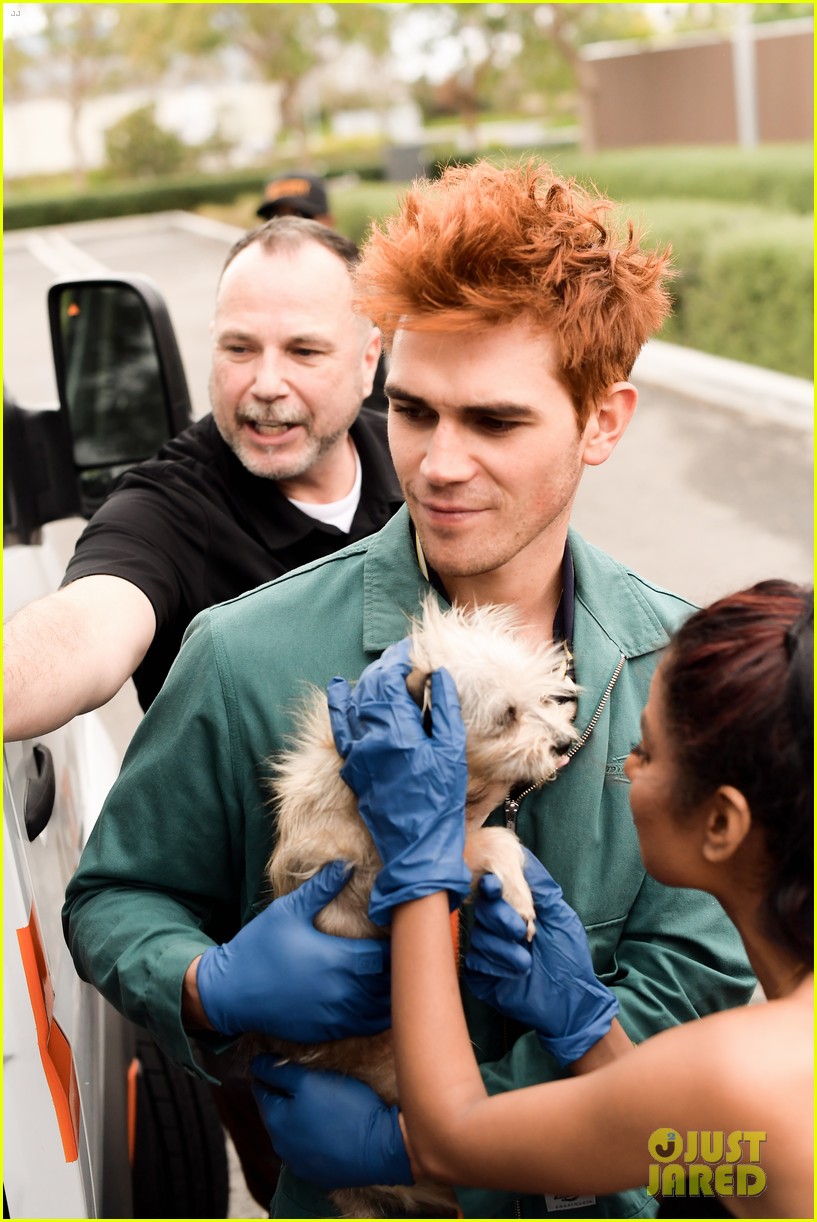 KJ Apa Volunteers at ASPCA with Bumble Contest Winner!