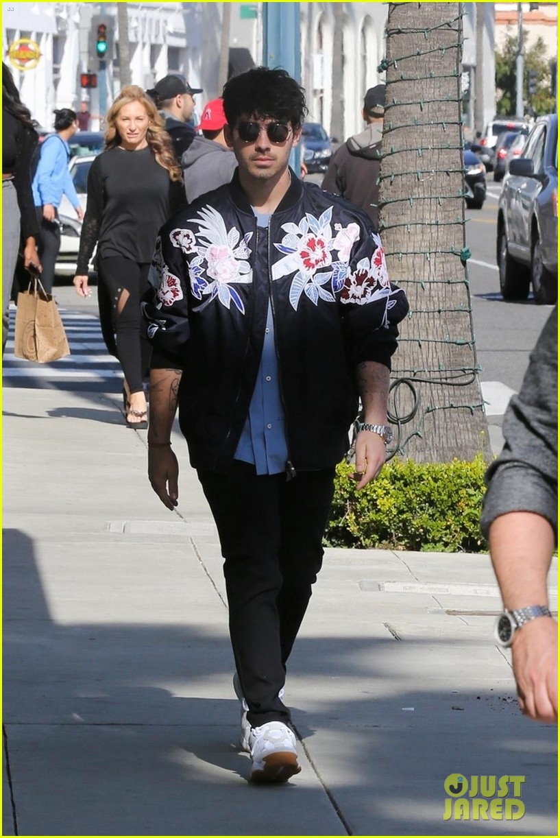 The Jonas Brothers Get Fitted for Suits Before Oscars 2019!