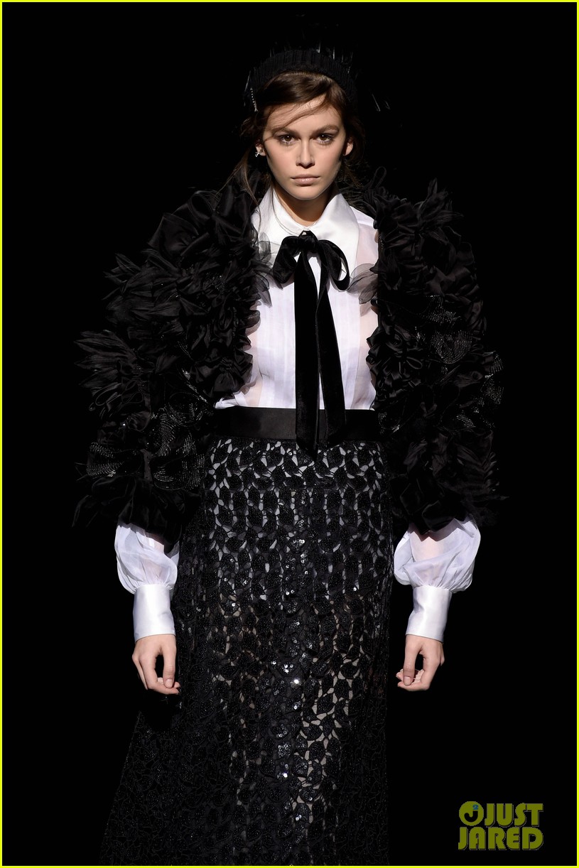 Kaia Gerber & Gigi Hadid Hit the Runway for Marc Jacobs NYFW Show!