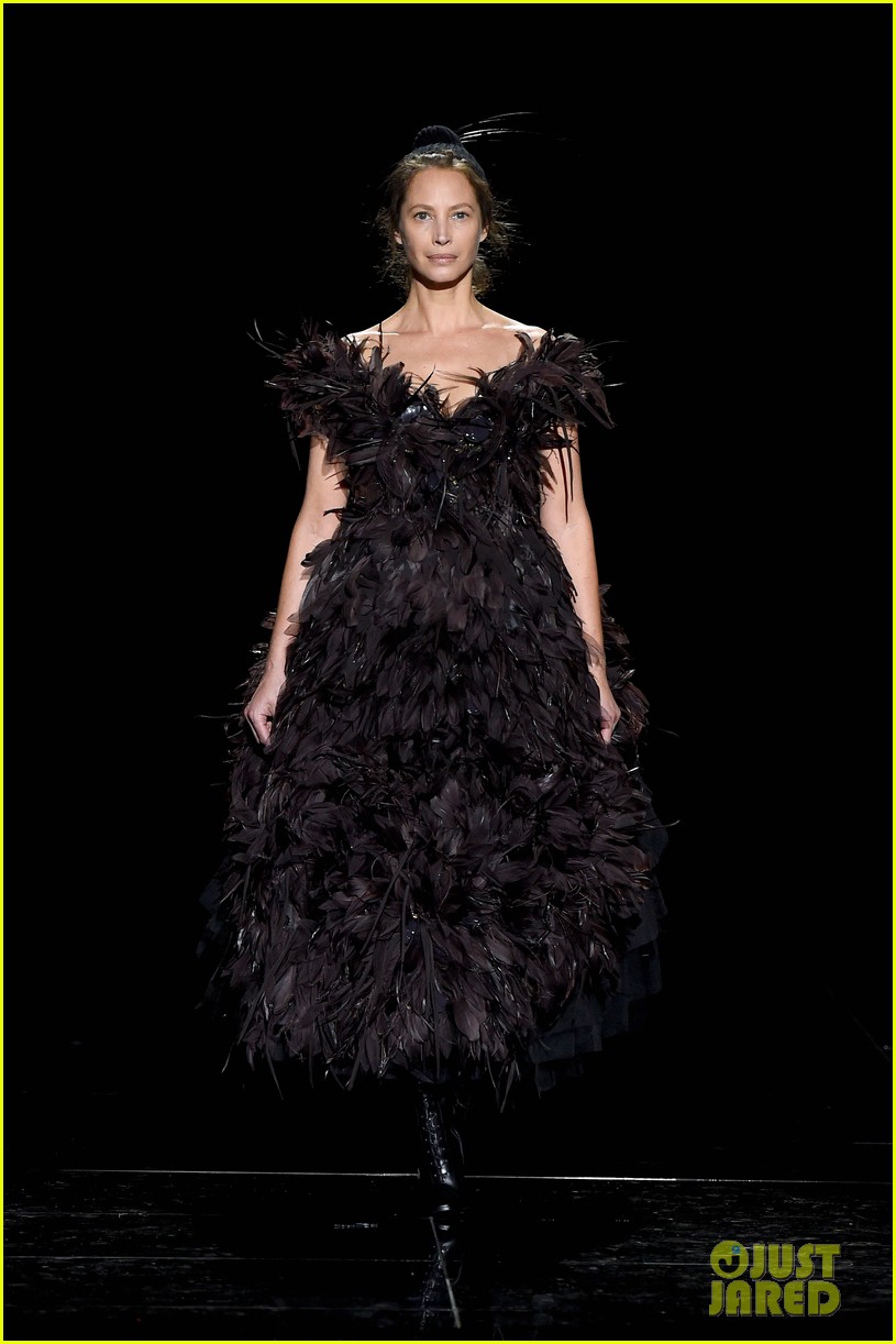 Kaia Gerber & Gigi Hadid Hit the Runway for Marc Jacobs NYFW Show!