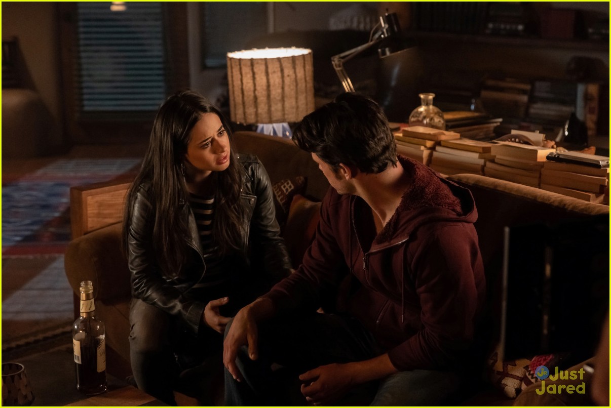 Liz Continues Her Investigation Into Rosa's Death on 'Roswell, New Mexico'