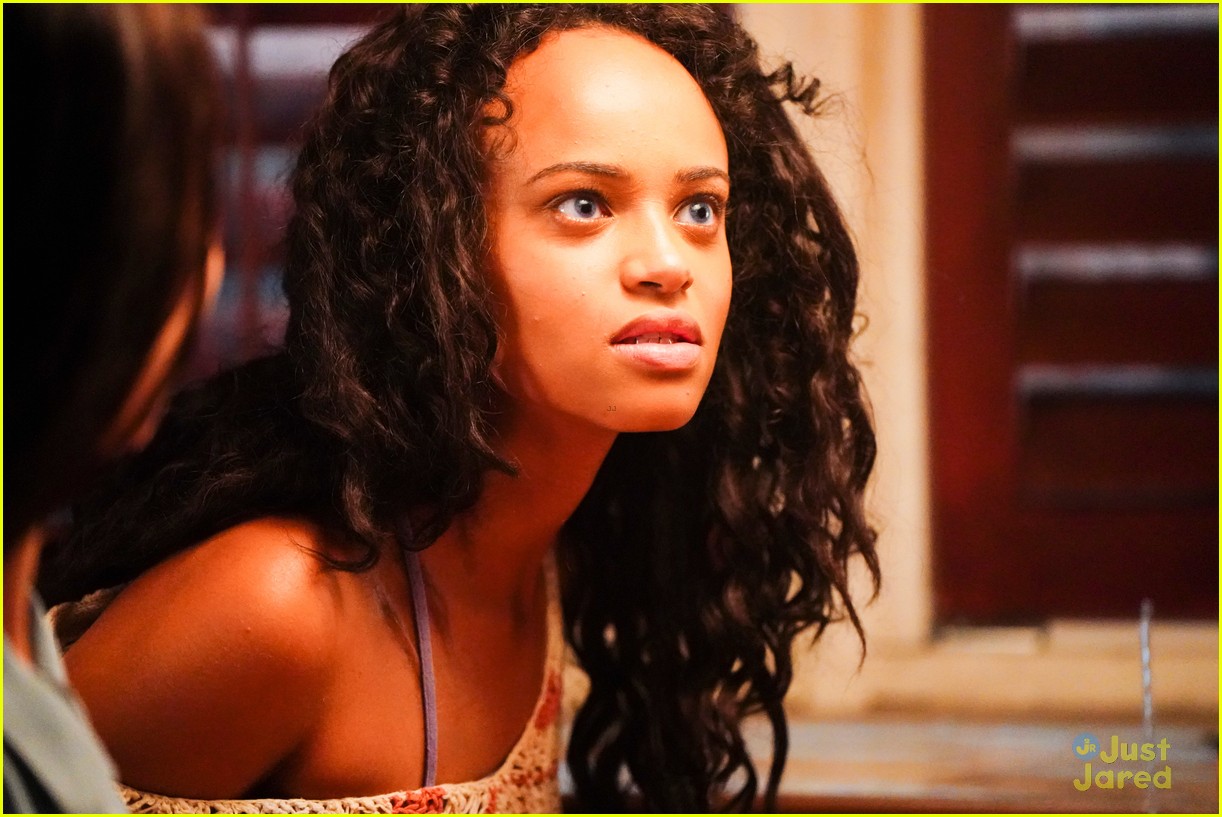 Ben & Maddie Teach The Mermaids How To Dance on 'Siren'